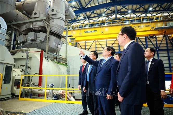 Thủ tướng Phạm Minh Chính tham quan hệ thống vận hành Nhà máy điện LNG Nhơn Trạch 3 và 4. Ảnh: Dương Giang-TTXVN 
