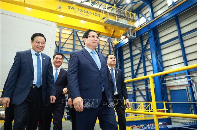 Thủ tướng Phạm Minh Chính tham quan hệ thống vận hành Nhà máy điện LNG Nhơn Trạch 3 và 4. Ảnh: Dương Giang-TTXVN 
