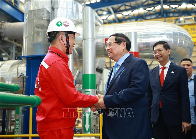 Thủ tướng Phạm Minh Chính với kỹ sư, công nhân vận hành Nhà máy điện LNG Nhơn Trạch 3 và 4. Ảnh: Dương Giang-TTXVN 
