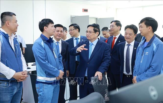 Thủ tướng Phạm Minh Chính với kỹ sư, chuyên gia điều hành Nhà máy điện LNG Nhơn Trạch 3 và 4. Ảnh: Dương Giang-TTXVN 
