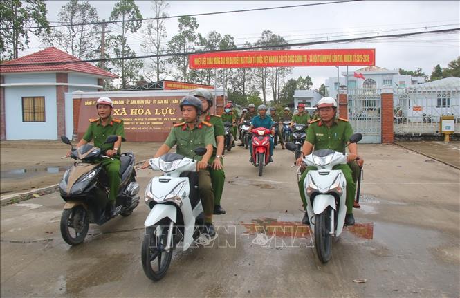 Công an xã Hỏa Lưu, thành phố Cần Thơ ra quân thực hiện cao điểm. Ảnh: Duy Khương - TTXVN