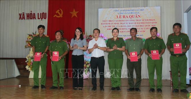 Trao lệnh ra quân thực hiện cao điểm tại xã Hỏa Lựu. Ảnh: Duy Khương - TTXVN
