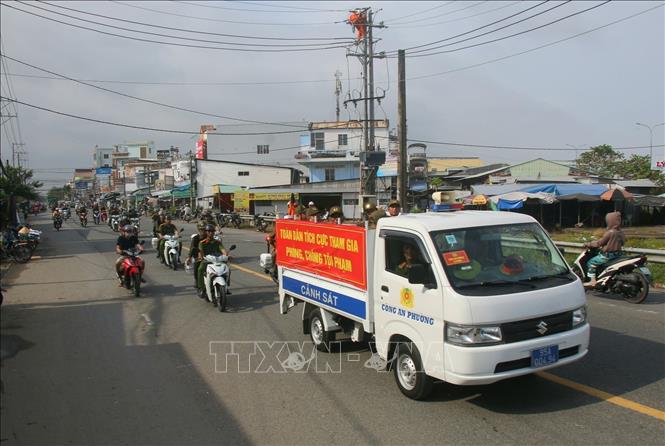 Công an phường Vị Thanh, thành phố Cần Thơ ra quân thực hiện cao điểm. Ảnh: Duy Khương - TTXVN