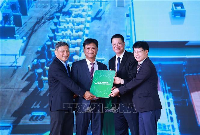 Nghi thức trao chìa khoá vận hành Nhà máy điện khí LNG Nhơn Trạch 3 và 4. Ảnh: Dương Giang-TTXVN
