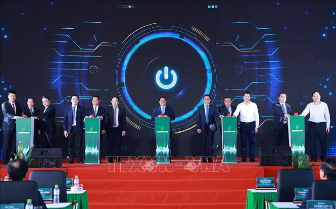 Thủ tướng Phạm Minh Chính và các đại biểu bấm nút khánh thành Nhà máy điện khí LNG Nhơn Trạch 3 và 4. Ảnh: Dương Giang-TTXVN