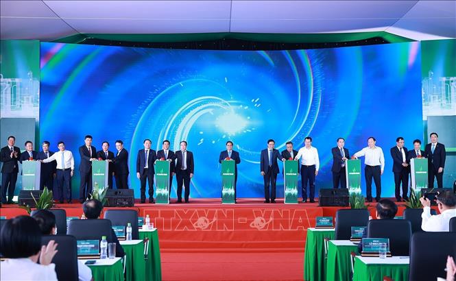 Thủ tướng Phạm Minh Chính và các đại biểu bấm nút khánh thành Nhà máy điện khí LNG Nhơn Trạch 3 và 4. Ảnh: Dương Giang-TTXVN