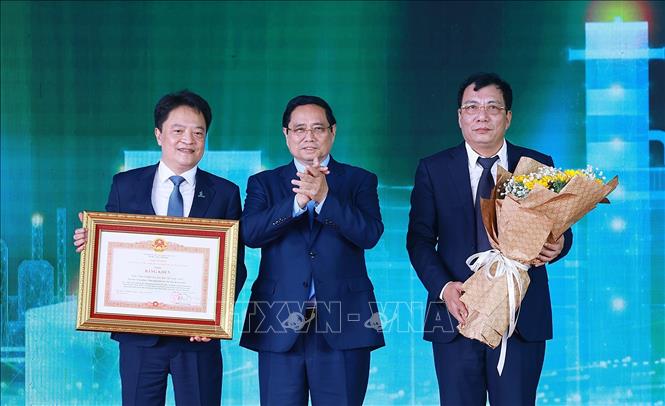 Thủ tướng Phạm Minh Chính tặng bằng khen cho Tổng công ty Điện lực Dầu khí Việt Nam (PV Power) vì đã có thành tích xuất sắc trong thực hiện triển khai, xây dụng Nhà máy điện khí LNG Nhơn Trạch 3 và 4. Ảnh: Dương Giang-TTXVN
