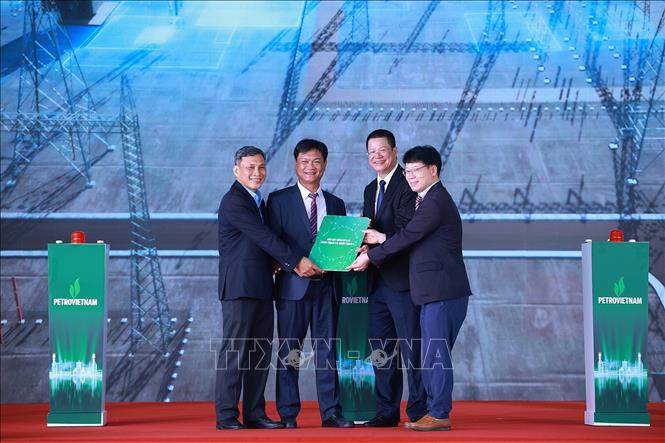 Nghi thức trao chìa khoá vận hành Nhà máy điện khí LNG Nhơn Trạch 3 và 4. Ảnh: Dương Giang-TTXVN
