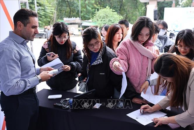 Đông đảo nhân dân thủ đô tham gia trải nghiệm những công nghệ đột phá tại chương trình. Ảnh: Minh Đức – TTXVN