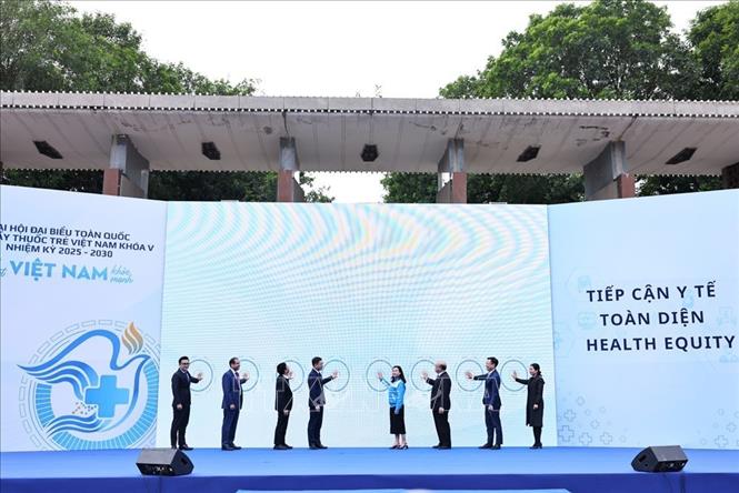 Nghi thức Phát động chính thức, đánh dấu sự khởi đầu đầy hứng khởi của Chương trình 'Tiếp cận Y tế toàn diện – Y tế Việt Nam vươn mình trong kỷ nguyên mới'. Ảnh: Minh Đức – TTXVN
