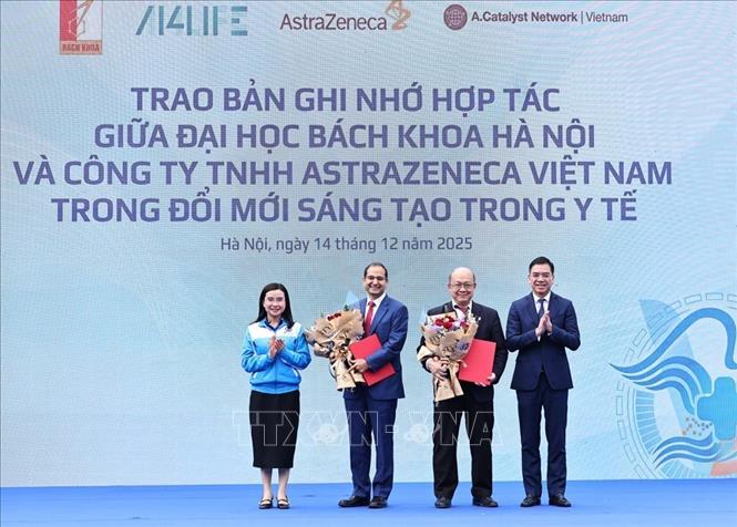 Ông Atul Tandon – Tổng Giám đốc AstraZeneca Việt Nam và PGS Huỳnh Quyết Thắng, Giám đốc Trường Đại học Bách khoa Hà Nội với nghi thức Công bố ký kết hợp tác, chính thức đưa Trung tâm Đổi mới Sáng tạo Y tế AZ-HUST đi vào hoạt động. Ảnh: Minh Đức – TTXVN