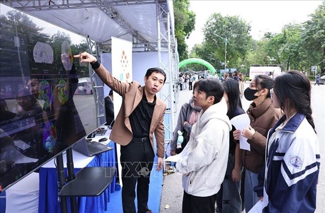 Đông đảo nhân dân thủ đô tham gia trải nghiệm những công nghệ đột phá tại chương trình. Ảnh: Minh Đức – TTXVN