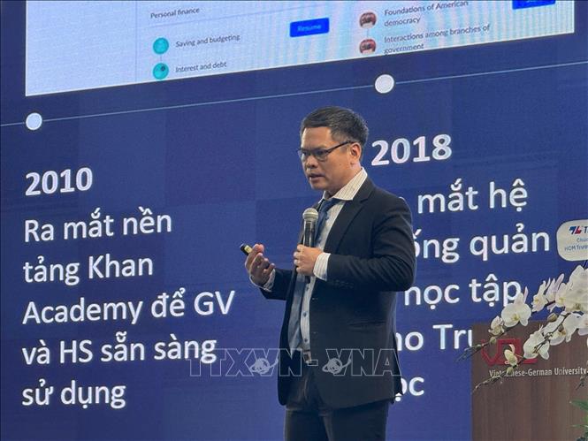 Các chuyên gia chia sẻ về kết nối Toán học với sáng tạo và công nghệ. Ảnh: Huyền Trang - TTXVN