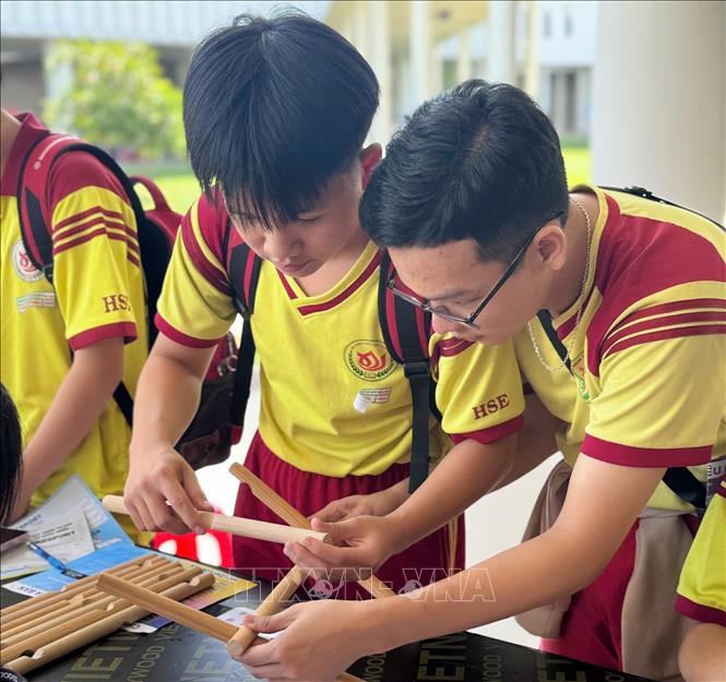 Phần trải nghiệm mang tên “Trong xứ sở Toán học diệu kỳ” triển khai hơn 80 hoạt động và trò chơi liên quan đến toán học, trí tuệ nhân tạo và các ứng dụng trong đời sống. Ảnh: Huyền Trang - TTXVN