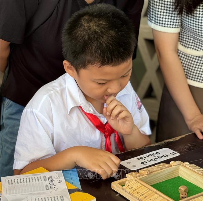 Phần trải nghiệm mang tên “Trong xứ sở Toán học diệu kỳ” triển khai hơn 80 hoạt động và trò chơi liên quan đến toán học, trí tuệ nhân tạo và các ứng dụng trong đời sống. Ảnh: Huyền Trang - TTXVN