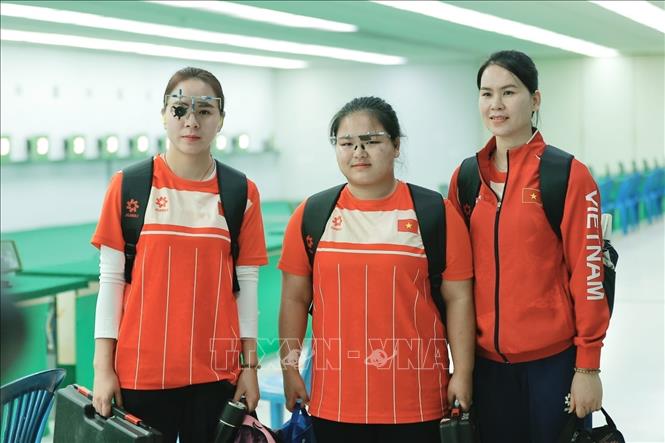 Trịnh Thu Vinh, Nguyễn Thùy Trang và Triệu Thị Hoa Hồng giành HCV thứ 31 cho đoàn Thể thao Việt Nam ở SEA Games 33. Ảnh: Minh Quyết - PV TTXVN tại Thái Lan