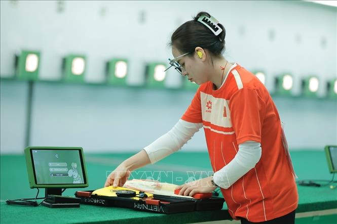 Xạ thủ Trịnh Thu Vinh hoàn thành phần thi nội dung đồng đội 10 m súng ngắn hơi nữ. Ảnh: Minh Quyết - PV TTXVN tại Thái Lan