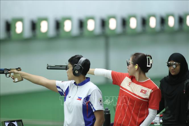 Xạ thủ Trịnh Thu Vinh thi đấu nội dung đồng đội 10 m súng ngắn hơi nữ. Ảnh: Minh Quyết - PV TTXVN tại Thái Lan