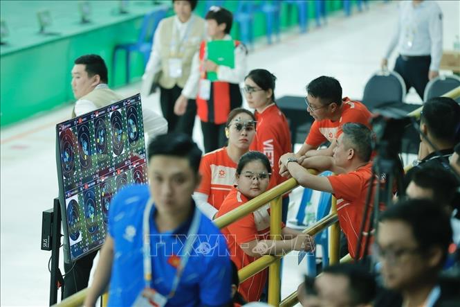 Các xạ thủ Trịnh Thu Vinh, Nguyễn Thùy Trang và Triệu Thị Hoa Hồng giành HCV thứ 31 cho đoàn Thể thao Việt Nam ở SEA Games 33. Ảnh: Minh Quyết - PV TTXVN tại Thái Lan