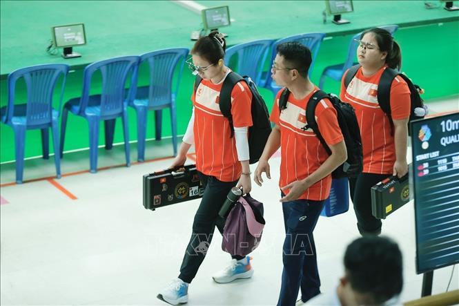 HLV Nguyễn Quốc Cường trao đổi với các xạ thủ Trịnh Thu Vinh và Nguyễn Thùy Trang trước khi bước vào nội dung chung kết cá nhân 10 m súng ngắn hơi nữ. Ảnh: Minh Quyết - PV TTXVN tại Thái Lan