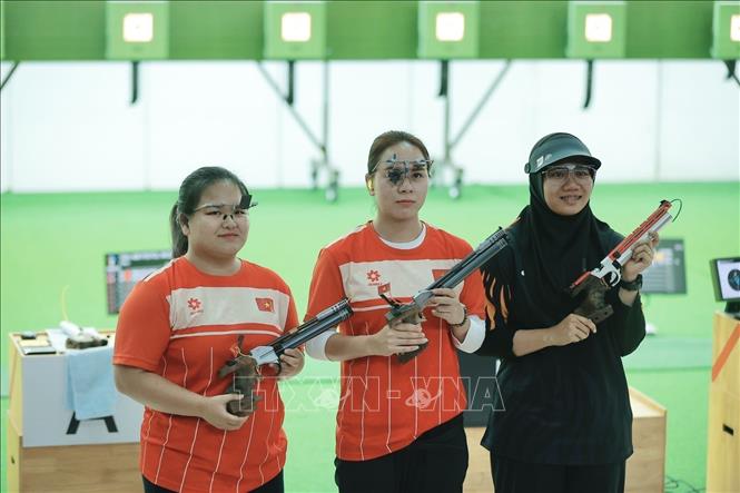 Trịnh Thu Vinh (giữa) giành HCV, Nguyễn Thùy Trang (trái) giành HCB và HCĐ thuộc về VĐV của Malaysia ở nội dung cá nhân 10m súng ngắn hơi nữ. Ảnh: Minh Quyết - PV TTXVN tại Thái Lan