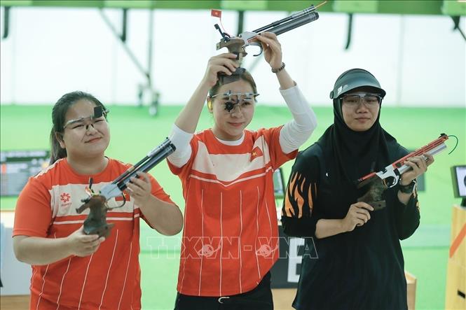Trịnh Thu Vinh (giữa) giành HCV, Nguyễn Thùy Trang (trái) giành HCB và HCĐ thuộc về VĐV của Malaysia ở nội dung cá nhân 10m súng ngắn hơi nữ. Ảnh: Minh Quyết - PV TTXVN tại Thái Lan