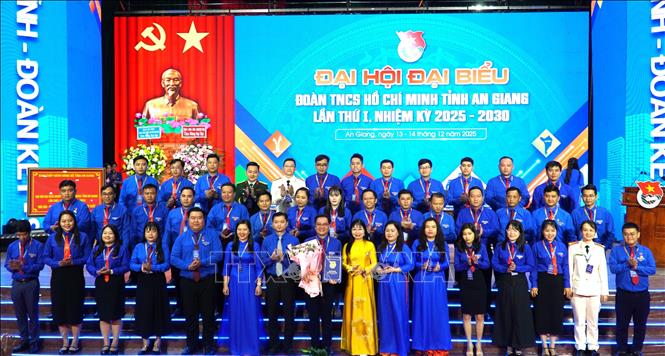 Ban Bí thư Trung ương Đoàn TNCS Hồ Chí Minh và lãnh đạo Tỉnh ủy An Giang tặng hoa chúc mừng Ban Chấp hành Đoàn TNCS Hồ Chí Minh tỉnh An Giang lần thứ I, nhiệm kỳ 2025-2030.
Ảnh: Văn Sĩ - TTXVN