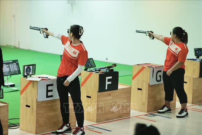 Trịnh Thu Vinh (trái) và Nguyễn Thùy Trang thi đấu nội dung cá nhân 10m súng ngắn hơi nữ. Ảnh: Minh Quyết - PV TTXVN tại Thái Lan