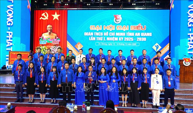 Ban Chấp hành Đoàn TNCS Hồ Chí Minh tỉnh An Giang lần thứ I, nhiệm kỳ 2025-2030 ra mắt. Ảnh: Văn Sĩ - TTXVN