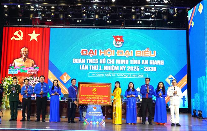 Ban chấp hành Đảng bộ tỉnh An Giang tặng bức trướng cho Đại hội Đại biểu Đoàn TNCS Hồ Chí Minh tỉnh An Giang lần thứ I, nhiệm kỳ 2025-2030. Ảnh: Văn Sĩ - TTXVN