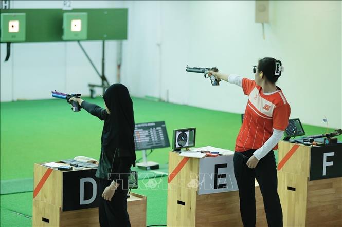 Trịnh Thu Vinh thi đấu nội dung cá nhân 10m súng ngắn hơi nữ. Ảnh: Minh Quyết - PV TTXVN tại Thái Lan