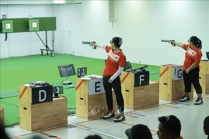 Trịnh Thu Vinh (trái) và Nguyễn Thùy Trang thi đấu nội dung cá nhân 10m súng ngắn hơi nữ. Ảnh: Minh Quyết - PV TTXVN tại Thái Lan