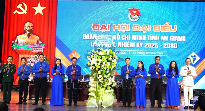 Ban Bí thư Trung ương Đoàn TNCS Hồ Chí Minh tặng hoa chúc mừng Đại hội. Ảnh: Văn Sĩ - TTXVN