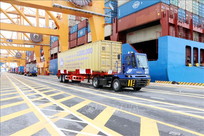 Vận chuyển TEU thứ 2 triệu vào khu vực kho bãi. Ảnh: Mạnh Tú – TTXVN
