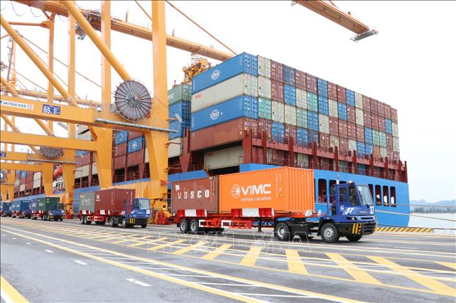 Vận chuyển TEU thứ 2 triệu vào khu vực kho bãi. Ảnh: Mạnh Tú – TTXVN
