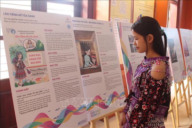 Sinh viên tham quan không gian trưng bày các sáng kiến của cuộc thi “Lên tiếng để tỏa sáng”. Ảnh: Thu Hằng-TTXVN