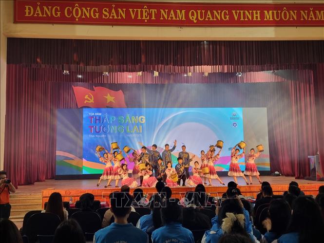Sinh viên Trường Đại học Sư phạm-Đại học Thái Nguyên biểu diễn văn nghệ tại chương trình. Ảnh: Thu Hằng-TTXVN