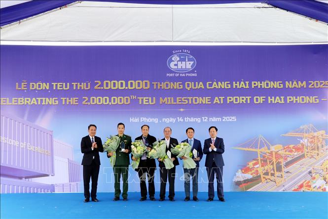 Tặng quà lưu niệm cho các đại diện các cơ quan quản lý nhà nước và doanh nghiệp đối tác đã phối hợp, hỗ trợ Công ty Cổ phần Cảng Hải Phòng đạt mục tiêu năm 2025. Ảnh: Mạnh Tú – TTXVN
