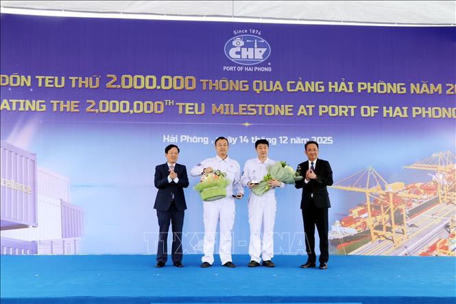 Tặng hoa và quà lưu niệm cho kíp chỉ huy tàu vận chuyển TEU thứ 2 triệu cập cảng Hải Phòng. Ảnh: Mạnh Tú - TTXVN
