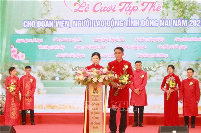 Đại diện một cặp đôi nói lời cảm ơn Ban Tổ chức và chia sẻ cảm súc của mình trong lễ cưới tập thể ở Đồng Nai. Ảnh: Lê Xuân-TTXVN
