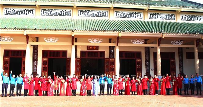 12 cặp đôi trong lễ cưới tập thể ở Đồng Nai chụp hình lưu niệm với Ban Tổ chức. Ảnh: Lê Xuân-TTXVN