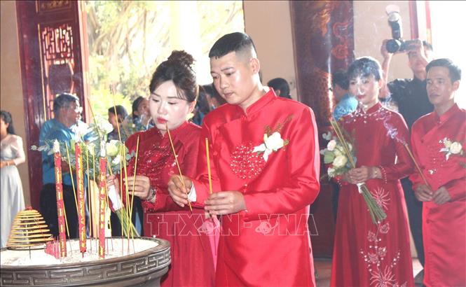 Các cặp đôi dâng hương tại Văn miếu Trấn Biên trước khi tổ chức lễ cưới tập thể ở Đồng Nai. Ảnh: Lê Xuân-TTXVN