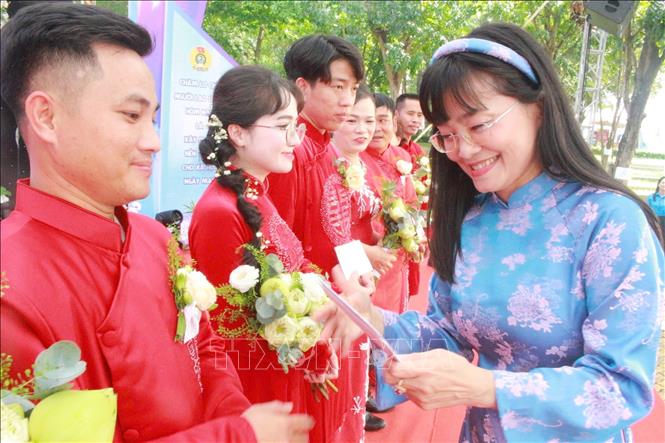 Lãnh đạo Liên đoàn Lao động tỉnh Đồng Nai tặng quà cưới cho 12 cặp đôi trong lễ cưới tập thể. Ảnh: Lê Xuân-TTXVN