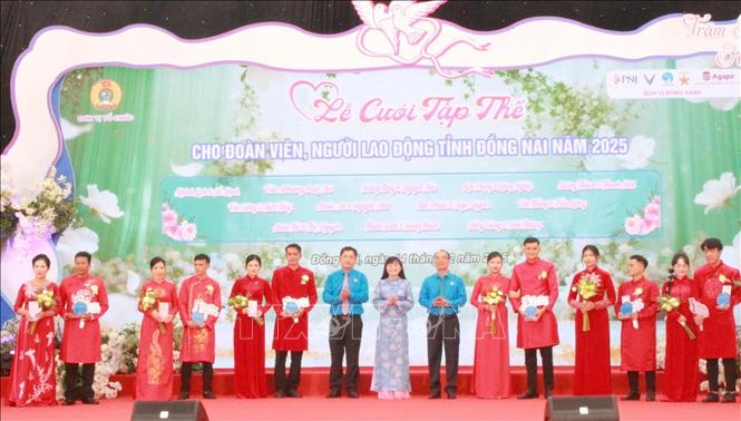 Các cặp đôi trong lễ cưới tập thể ở Đồng Nai nhận quà chúc phúc từ Ban Tổ chức. Ảnh: Lê Xuân-TTXVN