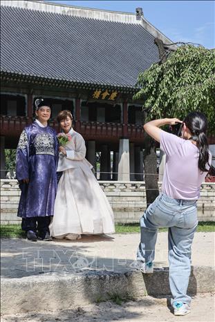 Một cặp đôi chụp ảnh cưới tại Seoul, Hàn Quốc. Ảnh: Yonhap/TTXVN