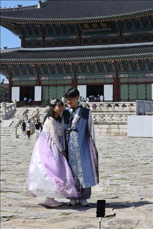 Một cặp đôi chụp ảnh cưới tại Seoul, Hàn Quốc. Ảnh: Yonhap/TTXVN