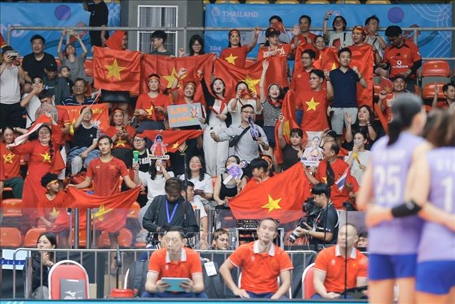Khán giả đến sân cổ vũ cho đội tuyển bóng chuyền nữ Việt Nam. Ảnh: Minh Quyết - PV TTXVN tại Thái Lan