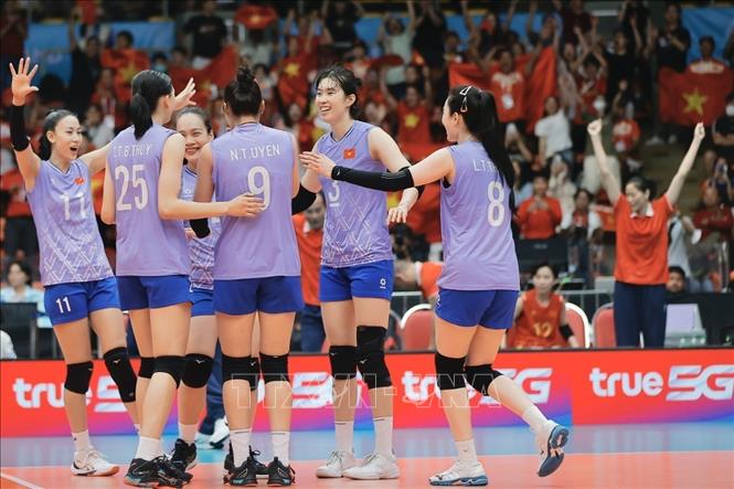 Niềm vui của đội tuyển bóng chuyền nữ Việt Nam khi giành quyền chơi trận chung kết tại SEA Games 33. Ảnh: Minh Quyết - PV TTXVN tại Thái Lan