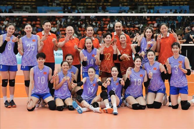Niềm vui của đội tuyển bóng chuyền nữ Việt Nam khi giành quyền chơi trận chung kết tại SEA Games 33. Ảnh: Minh Quyết - PV TTXVN tại Thái Lan