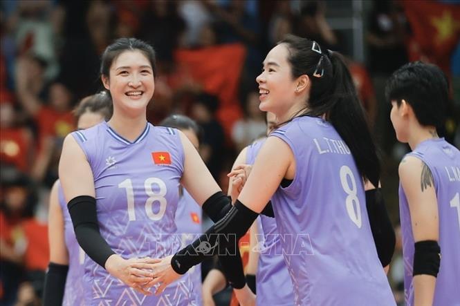 Niềm vui của đội tuyển bóng chuyền nữ Việt Nam khi giành quyền chơi trận chung kết tại SEA Games 33. Ảnh: Minh Quyết - PV TTXVN tại Thái Lan
